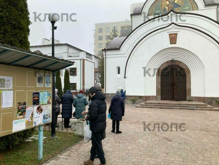 «Там человек 300!»: калининградцы в Крещение выстроились в огромные очереди в церкви за святой водой (фото)   - Новости Калининграда | Фото: очевидец