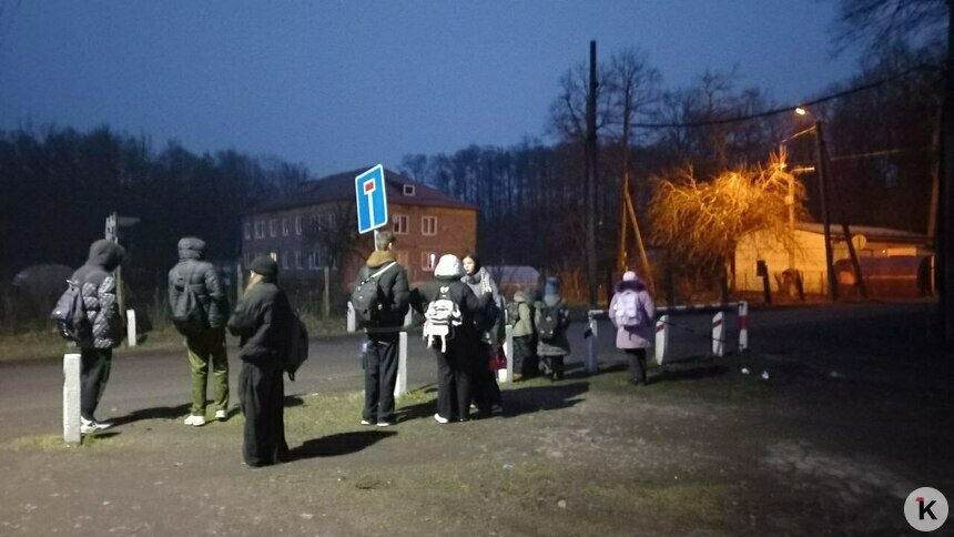 Школьники с волнением ждали автобус утром 23 января | Фото: родители учеников