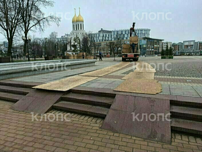 Грузовик заехал по гранитным ступеням: на площади Победы разобрали новогоднюю ёлку (фото)   - Новости Калининграда | Фото: очевидцы