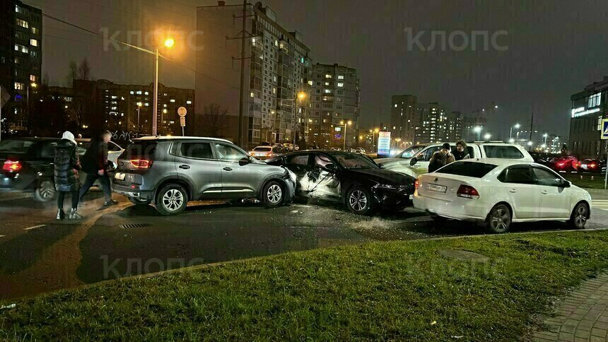 Машина всмятку: в Калининграде на пересечении Панина и Жукова произошло ДТП (фото) - Новости Калининграда | Фото: «Клопс»