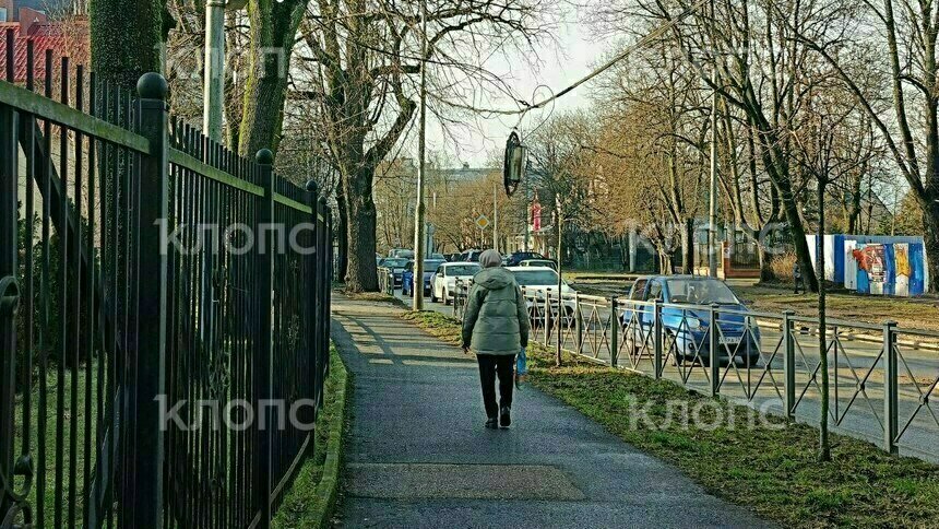 «В любой момент упадёт на головы прохожим»: на проспекте Победы над тротуаром нависает металлический ящик   - Новости Калининграда | Фото: очевидцы