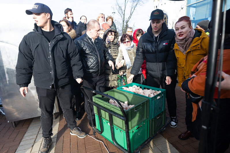 Взвешивание контейнеров со строганиной  | Фото: Александр Подгорчук / «Клопс»