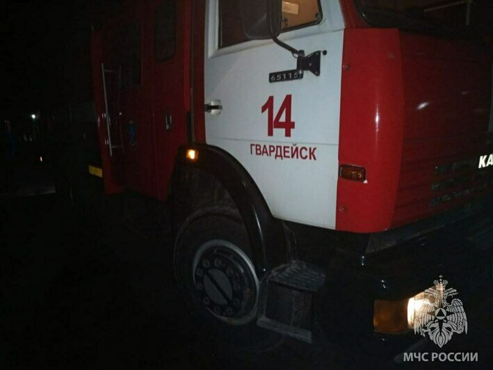 В Гвардейске загорелась жилая бытовка рабочих, ремонтирующих местный Дом культуры - Новости Калининграда | Фото: МЧС региона