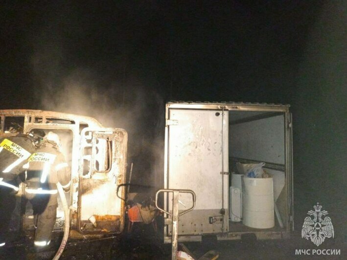 В Гвардейске загорелась жилая бытовка рабочих, ремонтирующих местный Дом культуры - Новости Калининграда | Фото: МЧС региона