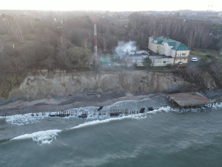 Берег возле базы БФУ под Пионерским продолжает сползать в море (фото) - Новости Калининграда | Фото: ГБУ КО «Балтберегозащита»