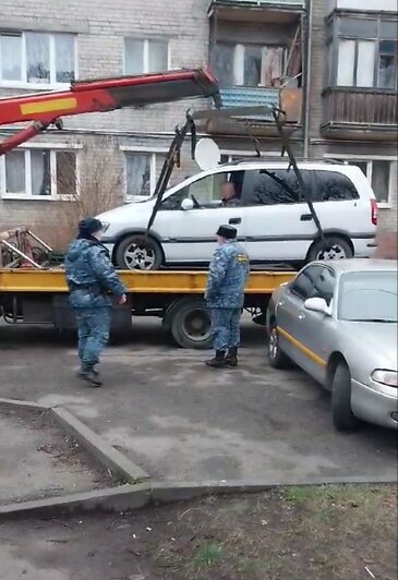 Парковался вплотную и сидел в салоне до последнего: калининградец отчаянно сопротивлялся аресту машины из-за долгов  - Новости Калининграда | Фото: УФССП Калининградской области 