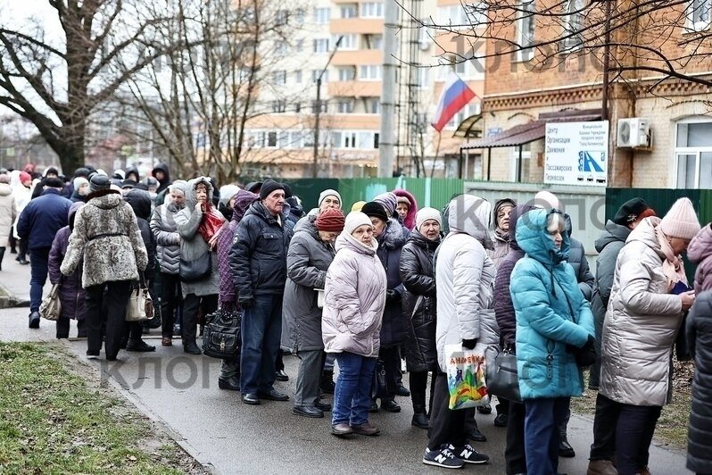 «Очередь в сотни метров, ожидающим принесли чай»: что происходит на Гагарина, где сотни калининградцев пытаются обновить транспортные карты - Новости Калининграда | Фото: Александр Подгорчук / «Клопс»