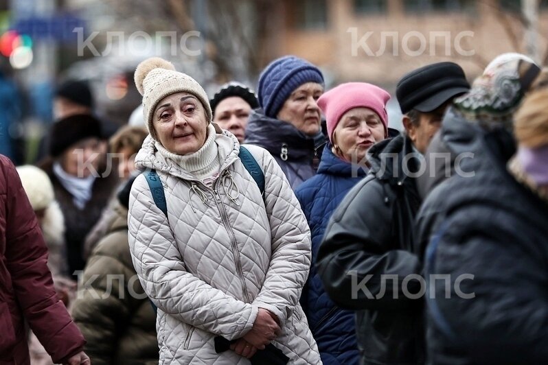 «Очередь в сотни метров, ожидающим принесли чай»: что происходит на Гагарина, где сотни калининградцев пытаются обновить транспортные карты - Новости Калининграда | Фото: Александр Подгорчук / «Клопс»