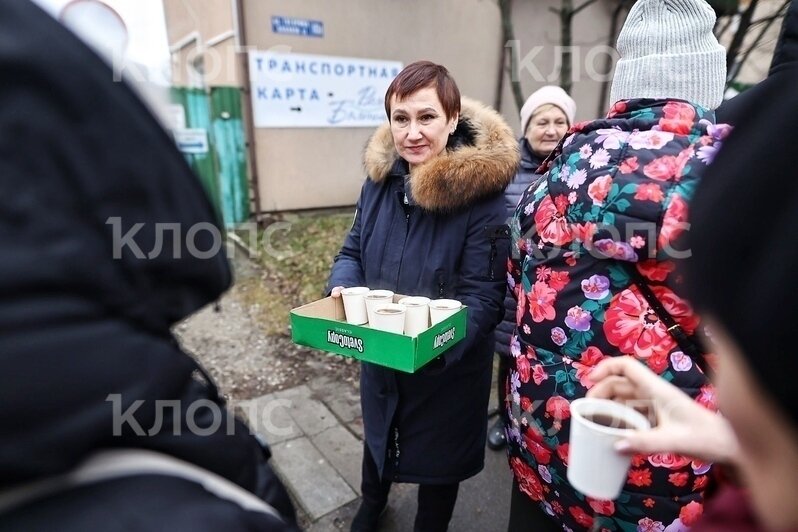 «Очередь в сотни метров, ожидающим принесли чай»: что происходит на Гагарина, где сотни калининградцев пытаются обновить транспортные карты - Новости Калининграда | Фото: Александр Подгорчук / «Клопс»