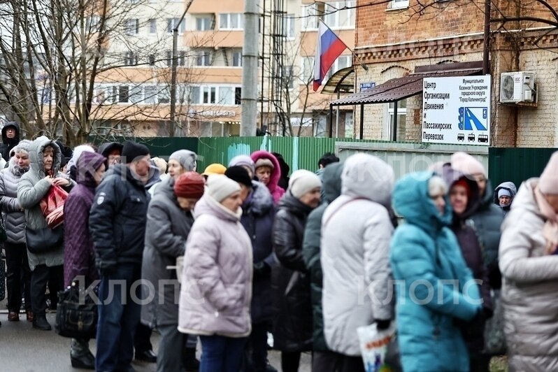 «Очередь в сотни метров, ожидающим принесли чай»: что происходит на Гагарина, где сотни калининградцев пытаются обновить транспортные карты - Новости Калининграда | Фото: Александр Подгорчук / «Клопс»