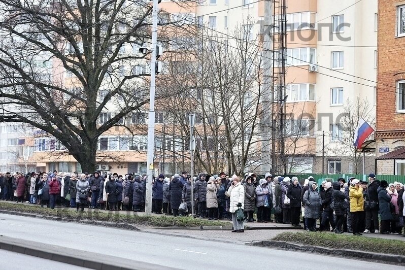 «Очередь в сотни метров, ожидающим принесли чай»: что происходит на Гагарина, где сотни калининградцев пытаются обновить транспортные карты - Новости Калининграда | Фото: Александр Подгорчук / «Клопс»