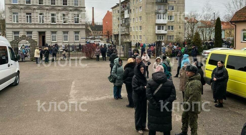 Возле храма в Черняховске собралась толпа желающих проститься с погибшим 7-летним мальчиком (фото) - Новости Калининграда | Фото: «Клопс»