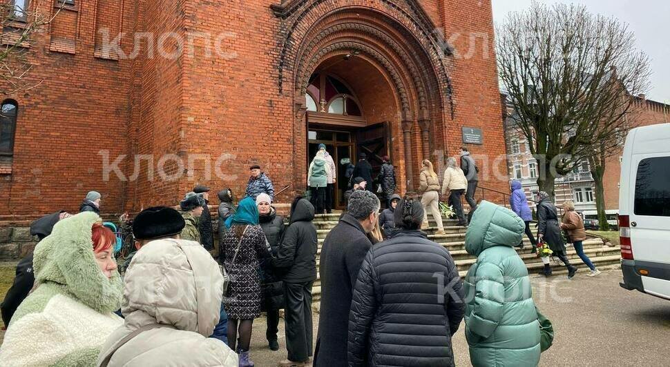 Возле храма в Черняховске собралась толпа желающих проститься с погибшим 7-летним мальчиком (фото) - Новости Калининграда | Фото: «Клопс»