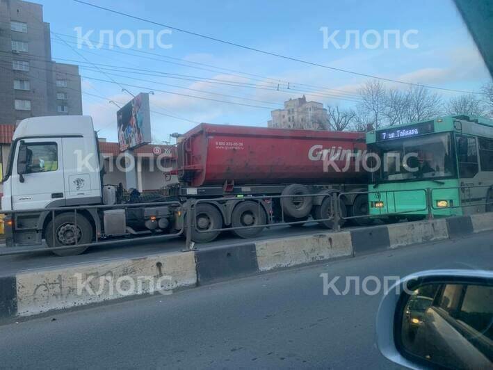 На Московском проспекте грузовик собрал комбо из троллейбуса и легковушки (фото) - Новости Калининграда | Фото очевидцев