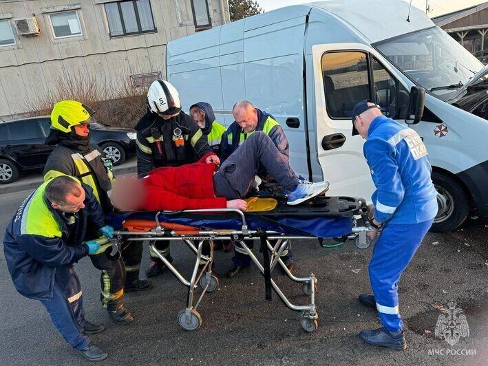 Из пробитого бензобака лилось топливо: пожарные спасли водителя, пострадавшего во время ДТП в Калининграде (фото) - Новости Калининграда | Фото: МЧС