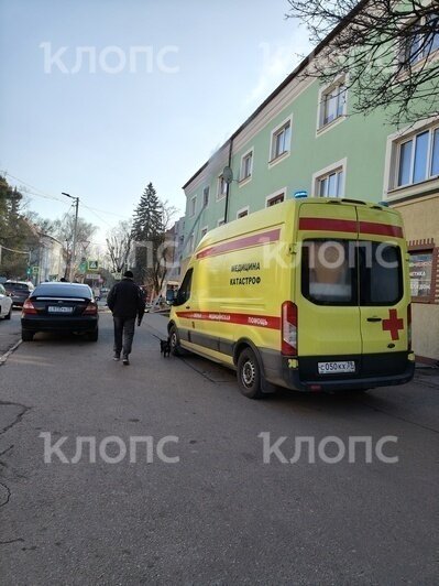 Спасатели лезут в окно: на Коммунальной произошёл пожар в жилом доме (фото, видео) - Новости Калининграда | Фото: очевидец