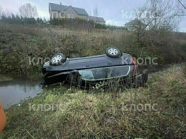 В ноябре в поворот не вписался внедорожник, который после ДТП около двух недель лежал в канаве | Фото: Ульяна 