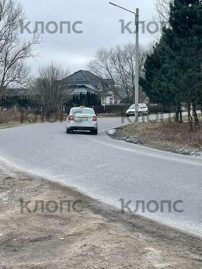 В ноябре в поворот не вписался внедорожник, который после ДТП около двух недель лежал в канаве | Фото: Ульяна 