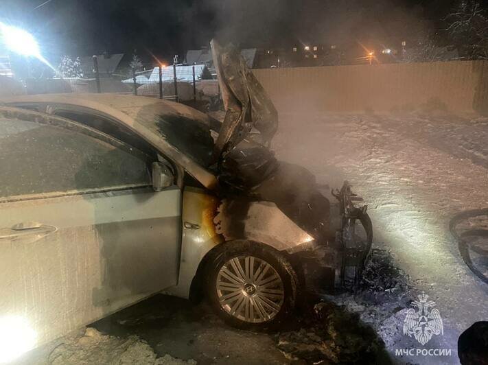 На парковке торгового центра на Московском проспекте загорелся Hyundai с владелицей внутри (фото) - Новости Калининграда | Фото: пресс-служба МЧС по Калининградской области