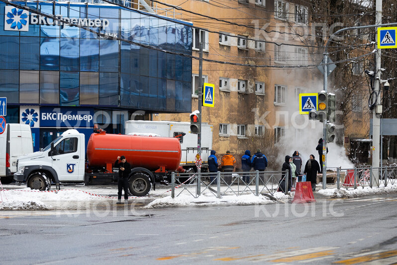 «Всё в пару, как в бане»: что происходит на месте аварии теплосети на Горького и какие улицы остались без горячей воды и отопления - Новости Калининграда | Фото: Александр Подгорчук / «Клопс»