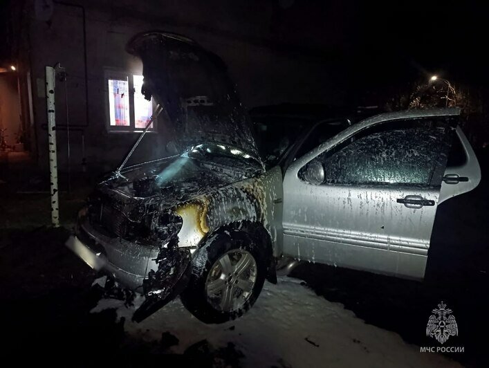 В посёлке Рябиновка на ходу загорелся автомобиль (фото) - Новости Калининграда | Фото: пресс-служба ГУ МЧС России по Калининградской области