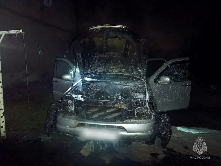 В посёлке Рябиновка на ходу загорелся автомобиль (фото) - Новости Калининграда | Фото: пресс-служба ГУ МЧС России по Калининградской области