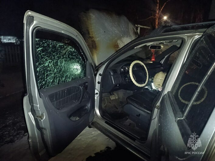 В посёлке Рябиновка на ходу загорелся автомобиль (фото) - Новости Калининграда | Фото: пресс-служба ГУ МЧС России по Калининградской области