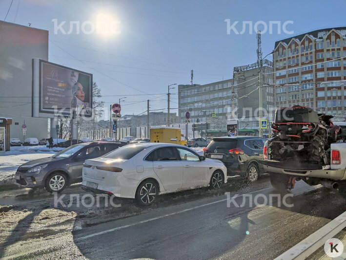 На Фрунзе в Калининграде седан въехал в задний бампер кроссоверу Nissan   - Новости Калининграда | Фото: «Клопс»