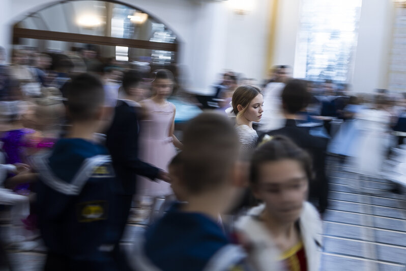 Малыши — отдельно, ребята постарше — отдельно: в Калининграде прошёл Сретенский бал (фото) - Новости Калининграда | Фото: Александр Подгорчук / «Клопс»