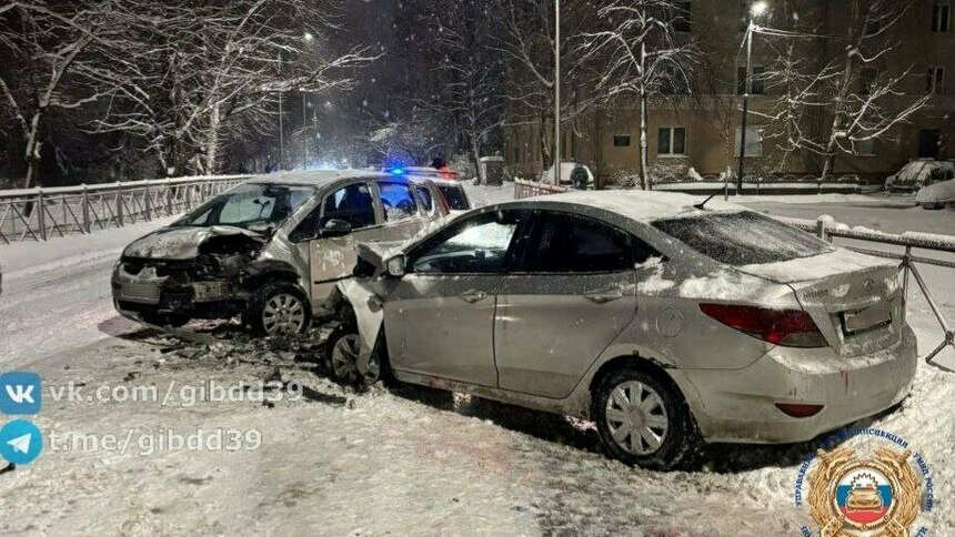 На заснеженной Куйбышева столкнулись три авто, единственного пострадавшего увезли на скорой - Новости Калининграда | Фото: ГАИ региона