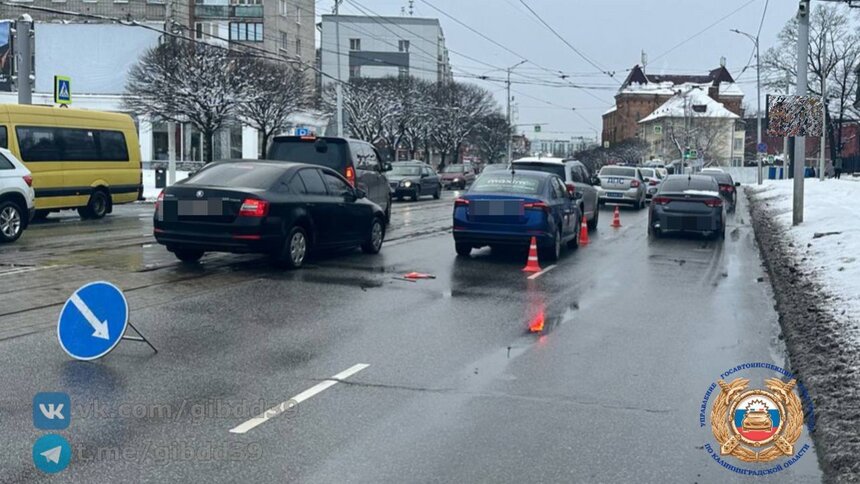 На Черняховского около здания УФНС легковушка въехала в зад другой  - Новости Калининграда | Фото: ГАИ Калининградской области 