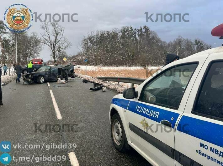 По предварительным данным, Mercedes пошёл на обгон и столкнулся с Audi | Фото: очевидец, Госавтоинспекция Калининградской области  