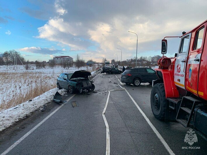 Пострадавшую в ДТП в Багратионовском районе из разбитого авто достали спасатели  - Новости Калининграда | Фото: МЧС России