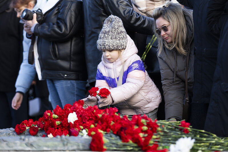 В Калининграде 23 Февраля отметили возложением цветов к памятнику 1 200 воинам-гвардейцам (фоторепортаж) - Новости Калининграда | Фото: Александр Подгорчук / «Клопс»