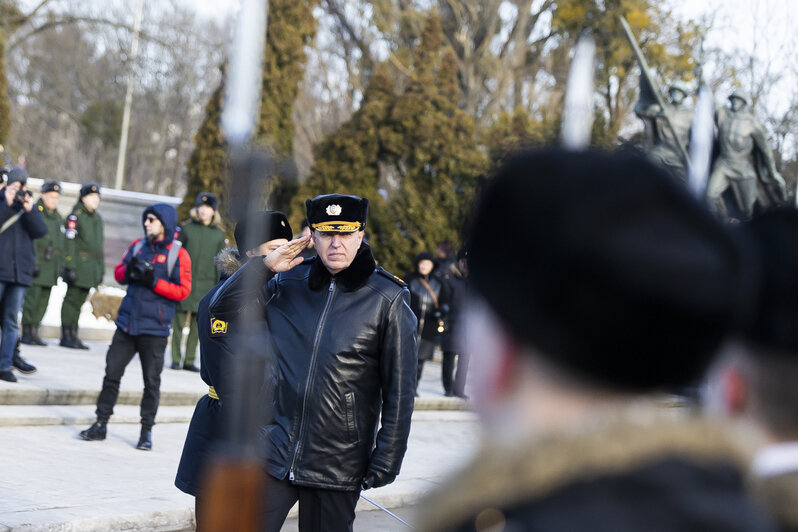 В Калининграде 23 Февраля отметили возложением цветов к памятнику 1 200 воинам-гвардейцам (фоторепортаж) - Новости Калининграда | Фото: Александр Подгорчук / «Клопс»