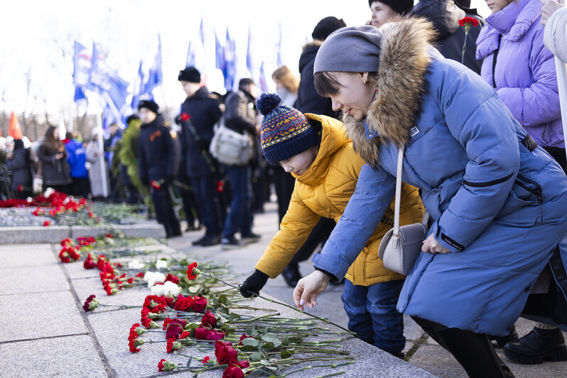 В Калининграде 23 Февраля отметили возложением цветов к памятнику 1 200 воинам-гвардейцам (фоторепортаж) - Новости Калининграда | Фото: Александр Подгорчук / «Клопс»