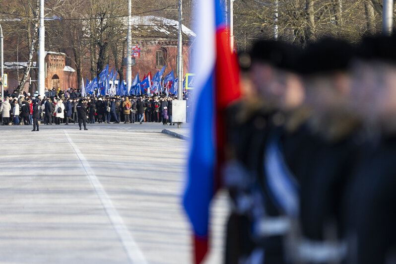 В Калининграде 23 Февраля отметили возложением цветов к памятнику 1 200 воинам-гвардейцам (фоторепортаж) - Новости Калининграда | Фото: Александр Подгорчук / «Клопс»