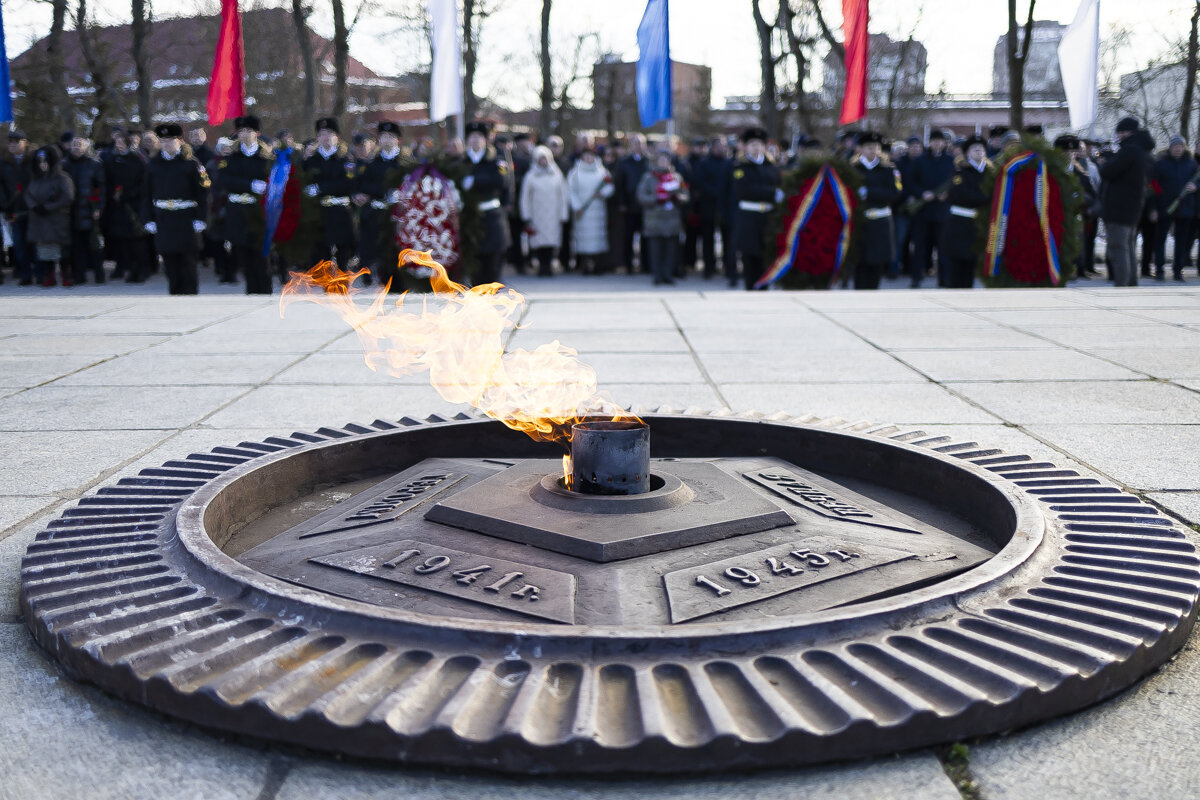 В Калининграде 23 Февраля отметили возложением цветов к памятнику 1 200 воинам-гвардейцам (фоторепортаж) - Новости Калининграда | Фото: Александр Подгорчук / «Клопс»