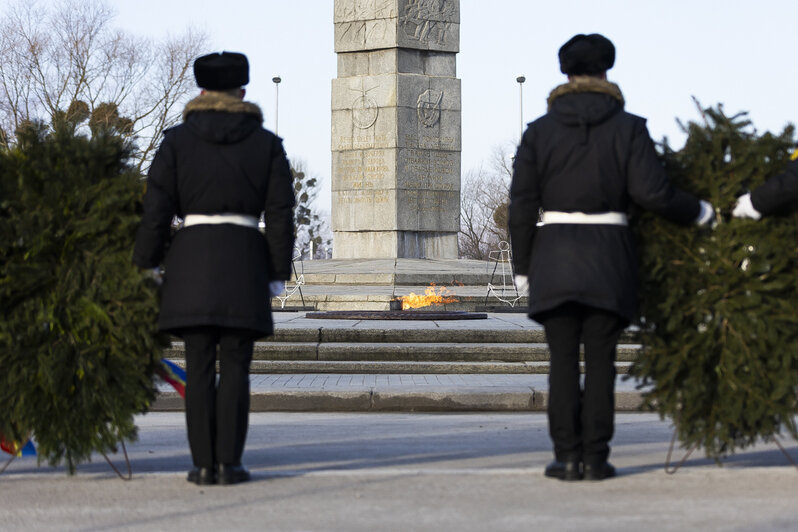 В Калининграде 23 Февраля отметили возложением цветов к памятнику 1 200 воинам-гвардейцам (фоторепортаж) - Новости Калининграда | Фото: Александр Подгорчук / «Клопс»