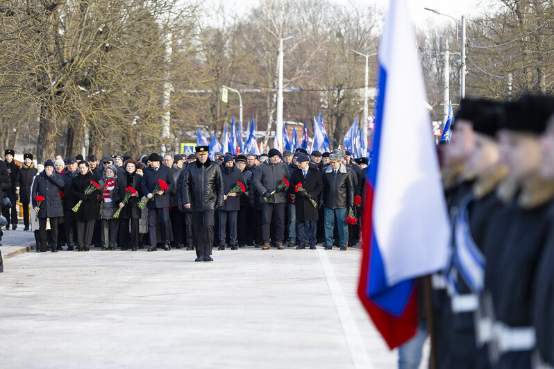 В Калининграде 23 Февраля отметили возложением цветов к памятнику 1 200 воинам-гвардейцам (фоторепортаж) - Новости Калининграда | Фото: Александр Подгорчук / «Клопс»