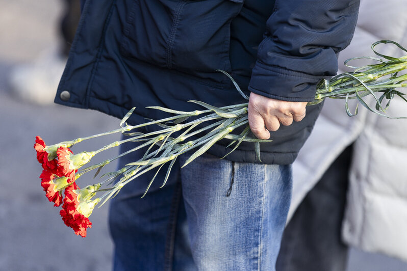 В Калининграде 23 Февраля отметили возложением цветов к памятнику 1 200 воинам-гвардейцам (фоторепортаж) - Новости Калининграда | Фото: Александр Подгорчук / «Клопс»