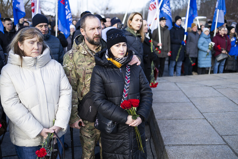 В Калининграде 23 Февраля отметили возложением цветов к памятнику 1 200 воинам-гвардейцам (фоторепортаж) - Новости Калининграда | Фото: Александр Подгорчук / «Клопс»