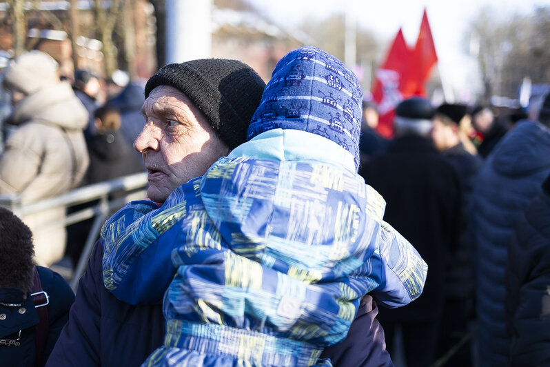 В Калининграде 23 Февраля отметили возложением цветов к памятнику 1 200 воинам-гвардейцам (фоторепортаж) - Новости Калининграда | Фото: Александр Подгорчук / «Клопс»