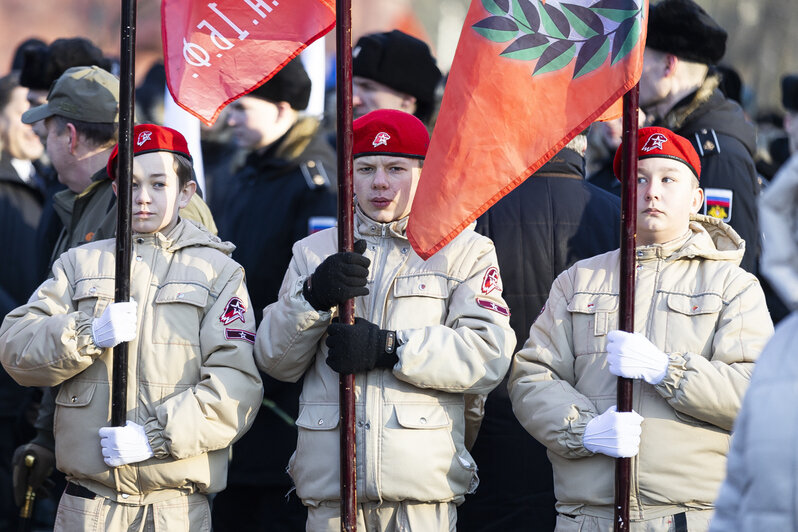 В Калининграде 23 Февраля отметили возложением цветов к памятнику 1 200 воинам-гвардейцам (фоторепортаж) - Новости Калининграда | Фото: Александр Подгорчук / «Клопс»