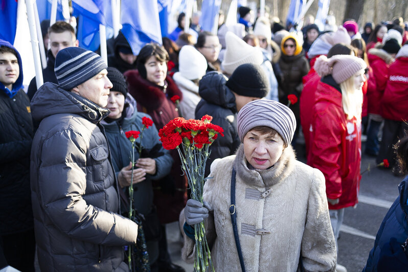 В Калининграде 23 Февраля отметили возложением цветов к памятнику 1 200 воинам-гвардейцам (фоторепортаж) - Новости Калининграда | Фото: Александр Подгорчук / «Клопс»