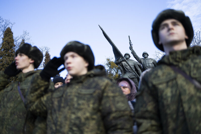 В Калининграде 23 Февраля отметили возложением цветов к памятнику 1 200 воинам-гвардейцам (фоторепортаж) - Новости Калининграда | Фото: Александр Подгорчук / «Клопс»