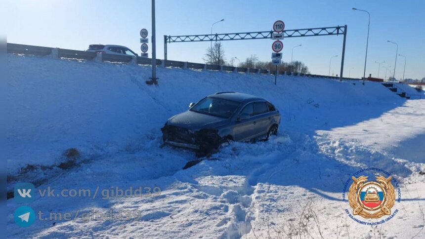 На дороге Калининград — Черняховск — Нестеров легковушка врезалась в ограждение и опрокинулась  - Новости Калининграда | Фото: ГАИ Калининградской области 