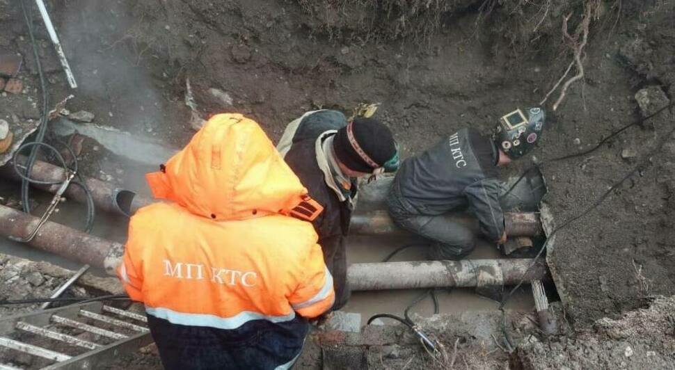 На Калужской заменили часть трубы, из-за прорыва которой дома остались без отопления - Новости Калининграда | Фото: МП «Калининградтеплосеть»