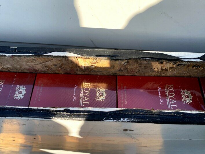 Водитель тягача пытался вывезти из Калининграда в Литву  1,5 тыс. пачек сигарет, спрятав их в полостях дверей - Новости Калининграда | Фото: пресс-служба Калининградской областной таможни