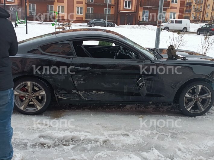 В Холмогоровке водитель чёрного Mustang прокатился по двору и помял 10 машин (фото, видео)  - Новости Калининграда | Фото: очевидец 